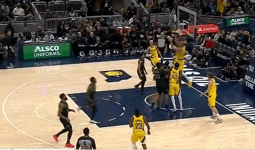 胡夫攻守转换跟进接球，双手背扣砍下24分刷新生涯新高