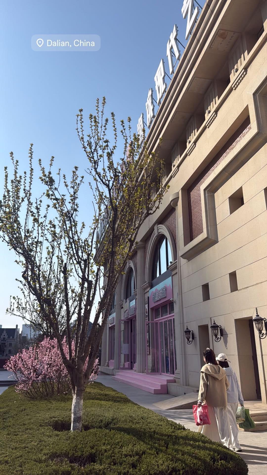 九游娱乐app-家人来华，斯坦丘妻子分享在大连的照片