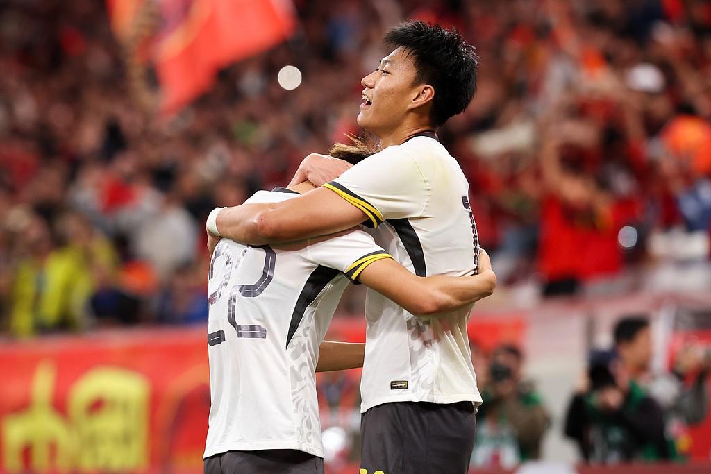 杜月徵父亲及爷爷奶奶观战，其破门后杜父：可算现场看他进球了